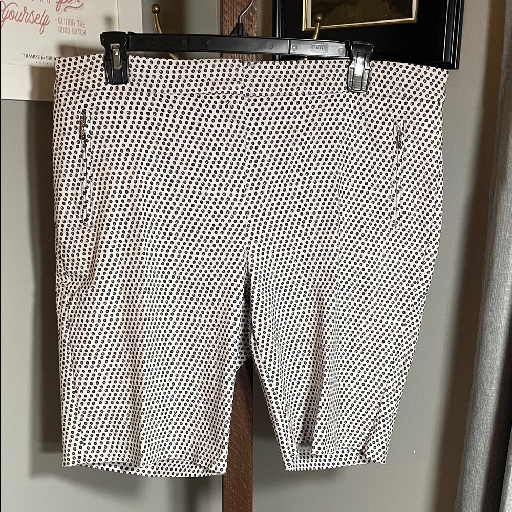 Izod Black and White Patterned Golf Shorts